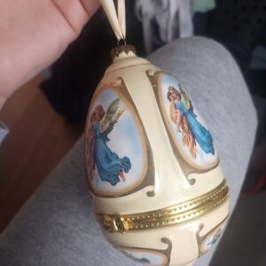 Angel Egg Musical Ornament with Gold Accents Vtg Mr.Christmas